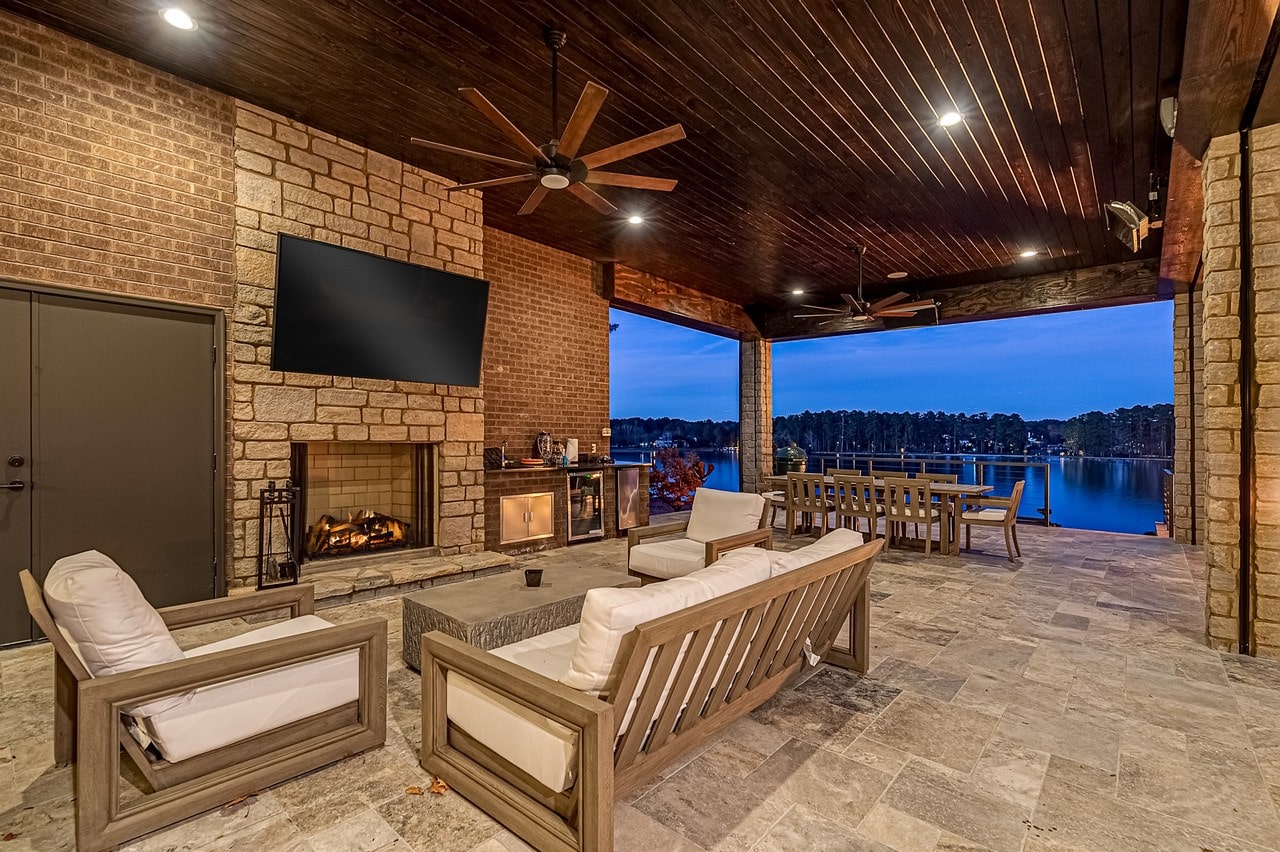 Outdoor living & fireplace
